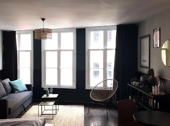 Red Light Couette-café 3*